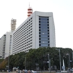 　警視庁（手前）＝東京都千代田区