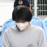 　送検される天野翔太容疑者＝１０日午前、神奈川県警平塚署