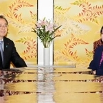 　会談に臨む自民党の高市総裁（右）と公明党の斉藤代表＝１０日午後、国会