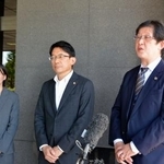 　佐賀県警への申し入れ後、取材に応じる県弁護士会の半田望弁護士（右）ら＝１０日午後、佐賀県警本部前