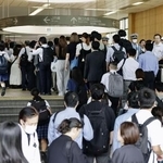 　ＪＲ武蔵溝ノ口駅で、東急田園都市線からの振り替え輸送の列に並ぶ人たち＝６日午前、川崎市高津区