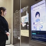 　阪急百貨店梅田本店のスクリーンに映し出され、館内を案内するアバター（右）＝１０日、大阪市北区