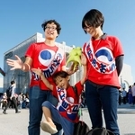 　おそろいの自作Ｔシャツを着て両親と万博を楽しむ山城樹季君（中央）＝９日、大阪市此花区の夢洲