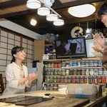 　漆芸作家の四代三木表悦さんから作品の説明を受けられる佳子さま＝１０日午前、京都市中京区（代表撮影）