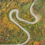 　紅葉が見頃を迎えている、富山県と長野県を結ぶ観光路「立山黒部アルペンルート」＝１０日午前（共同通信社ヘリから）