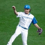 　キャッチボールで調整する日本ハム・伊藤＝エスコンフィールド