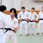 　ウクライナのジュニア選手らを指導する柔道男子の武岡毅（手前）＝１０日、講道館