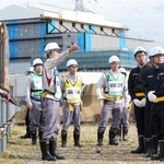 　電源開発大間原発を現地調査する原子力規制委の杉山智之委員（右から２人目）ら＝１０日午後、青森県大間町