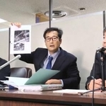 　「三鷹事件」の第３次再審請求審を巡り、記者会見する野嶋真人弁護士（中央）ら＝１０日午前、東京・霞が関の司法記者クラブ