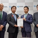 　経産省の大串正樹副大臣（中央左）に要望書を手渡す新潟県小千谷市の宮崎悦男市長（同右）ら＝１０日午後、経産省
