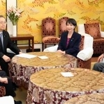 　会談に臨む自民党の高市総裁（中央右）と公明党の斉藤代表（同左）。右端は自民党の鈴木幹事長、左端は公明党の西田幹事長＝１０日午後、国会