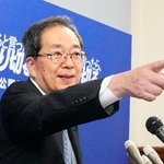 　記者会見で質問者を指名する公明党の斉藤代表＝１０日午後、国会