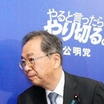 　記者会見を終え、退室する公明党の斉藤代表＝１０日午後、国会