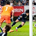 　日本-パラグアイ　試合終了間際、ヘディングで同点ゴールを決める上田＝パナソニックスタジアム吹田