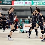　大阪Ｍとの開幕戦に勝利し、喜ぶ姫路の選手たち＝おおきにアリーナ舞洲