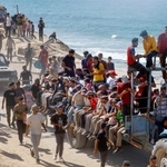 　停戦を受け、避難先のガザ南部から北部に戻る人たち＝１０日、ガザ中部（ロイター＝共同）