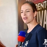 　イタリア・トレントで取材に応じるカロリナ・コストナーさん＝１０日（共同）