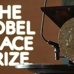 　ノーベル平和賞のロゴとメダル＝１０日、オスロ（ロイター＝共同）