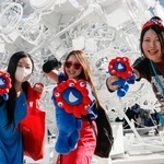 　ミャクミャクグッズを手に万博を楽しむ女性グループ＝９日、大阪市此花区の夢洲