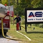 　爆発現場近くに駆けつけた消防車両＝１０日、テネシー州バックスノート（ＡＰ＝共同）