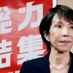 　公明党の斉藤代表との会談を終え、記者団の取材に応じる自民党の高市総裁＝１０日、東京・永田町の党本部