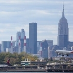 　ラガーディア空港を離発着する航空機＝１０日、ニューヨーク（ロイター＝共同）