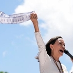 　ベネズエラのマドゥロ大統領の３選に抗議する野党指導者マチャド氏＝２０２４年８月、カラカス（ＡＰ＝共同）