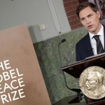 　マリア・コリナ・マチャド氏の平和賞受賞を発表するノルウェー・ノーベル賞委員会のフリードネス委員長＝１０日、オスロ（ロイター＝共同）