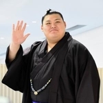 　大相撲ロンドン公演に向けて出発する横綱大の里＝１１日、羽田空港
