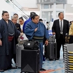 　大相撲ロンドン公演に向けて出発する安青錦（右端）ら＝１１日、羽田空港