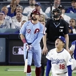 ドジャース戦の４回、先発山本から本塁打を放つフィリーズのシュワバー＝ロサンゼルス（共同）
