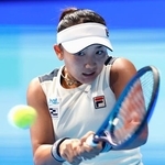 　女子シングルス決勝でプレーする岡村恭香＝有明コロシアム