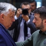 　ベルギー・ブリュッセルで開かれたＥＵ首脳会議に参加するウクライナのゼレンスキー大統領（右）とハンガリーのオルバン首相＝２０２４年６月（ロイター＝共同）