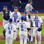 　巨人に快勝し、タッチを交わすＤｅＮＡナイン＝横浜