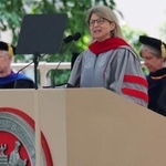 　演説する米マサチューセッツ工科大（ＭＩＴ）のコーンブルース学長＝２０２４年５月、マサチューセッツ州（ロイター＝共同）