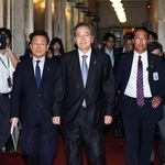 　１０日、自民党の高市総裁との会談へ向かう公明党の斉藤代表（中央）＝国会