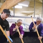 　日本酒「絆舞」の仕込み作業に加わる信用金庫の役員（右２人）ら＝１１日午後、福島県会津坂下町