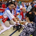 　高知市で開かれた伝統的なお座敷遊び「はし拳」の大会＝１１日午後