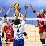 　ＮＥＣ川崎-ＳＡＧＡ久光　第３セット、スパイクを放つＮＥＣ川崎・佐藤（右端）＝東急ドレッセとどろきアリーナ