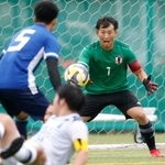 　親善試合でプレーする「デフリンピック」サッカー男子日本代表のＧＫ松元＝東京都品川区