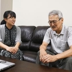 　夏の長期化について研究した三重大大学院修士２年の滝川真央さん（左）と立花義裕教授＝９月、津市