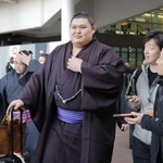 　大相撲のロンドン公演のため、英ヒースロー空港に到着した横綱大の里＝１１日、ロンドン（共同）