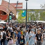 　閉幕を控え大勢の来場者でにぎわう大阪・関西万博の会場＝１２日午前、大阪市此花区の夢洲