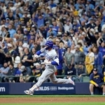 　ブルワーズ戦の２回、同点ソロを放ち塁を回るカブス・鈴木＝ミルウォーキー（共同）