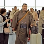 　大相撲のロンドン公演へ出発する小結高安（手前）ら＝１２日、羽田空港