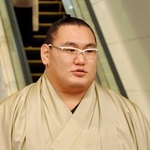 　大相撲のロンドン公演への出発前に、報道陣の取材に応じる横綱豊昇龍＝１２日、羽田空港