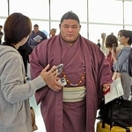 　大相撲のロンドン公演へ出発する伯桜鵬＝１２日、羽田空港
