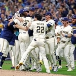 　カブスを破りリーグ優勝決定シリーズ進出を決め、喜ぶブルワーズの選手たち＝ミルウォーキー（共同）