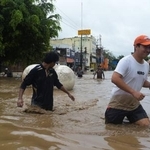 　メキシコ東部ベラクルスで浸水した道路を歩く人たち＝１０日（ロイター＝共同）