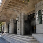 　文部科学省などの旧庁舎の入り口に掛かる看板